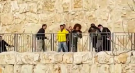 مستوطنين يعتدون على منفذي عملية باب الخليل