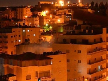 اقتحام منزل الشهيد عربية في ابو ديس واندلاع مواجهات في البلدة