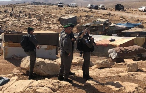 بينيت يطالب نتنياهو بإصدار أمر بإخلاء الخان الأحمر