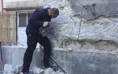 القدس: عائلتان تهدمان منزليها بضغط من الاحتلال