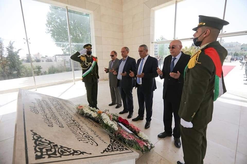 أعضاء من “التنفيذية” يضعون اكليلا من الزهور على قبر الرئيس الراحل ياسر عرفات