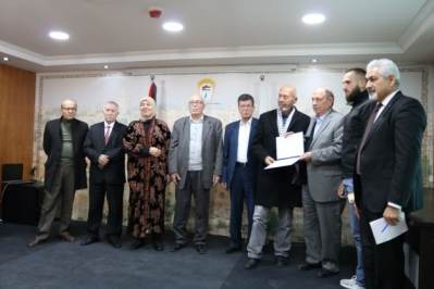 منظّمة التّحرير الفلسطينيّة تكرّم مجموعة من الأسرى اجتازوا دورة تدريبيّة داخل معتقلات الاحتلال