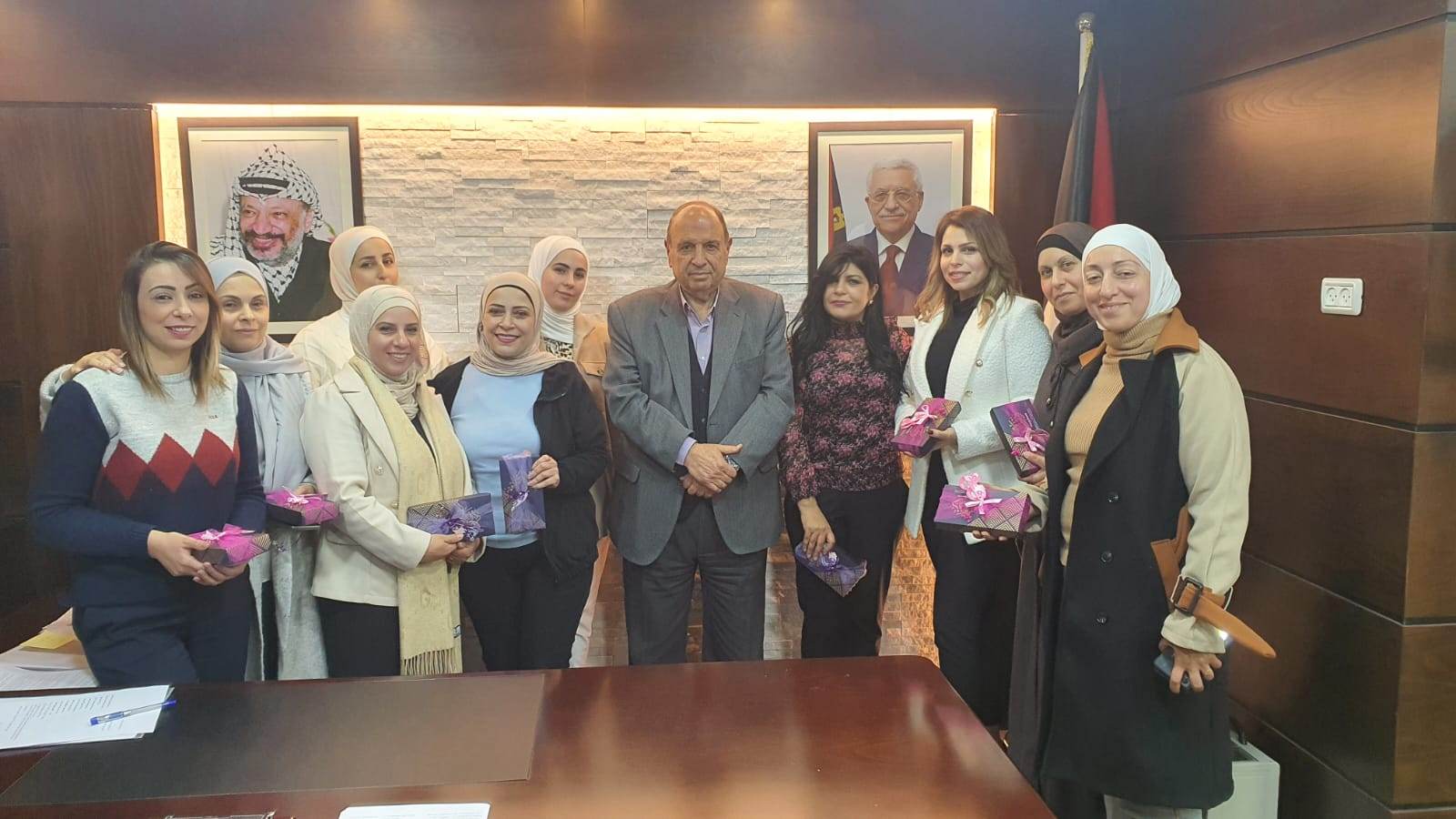 الحسيني يحي المراة الفلسطينية في يومها ويكرم العاملات الزميلات في دائرة القدس