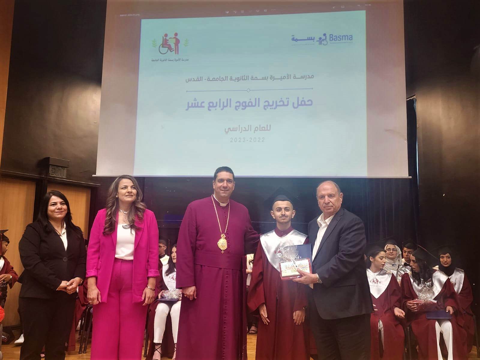 الحسيني يشارك مدرسة الاميرة بسمة الثانوية الجامعة بتخريج فوجها الرابع عشر